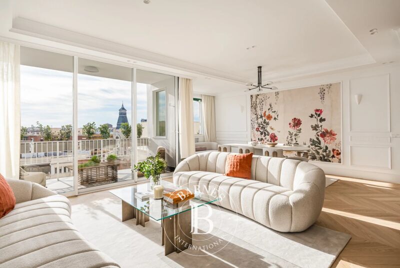 Elegante, helle Wohnung mit Terrasse und modernem Design