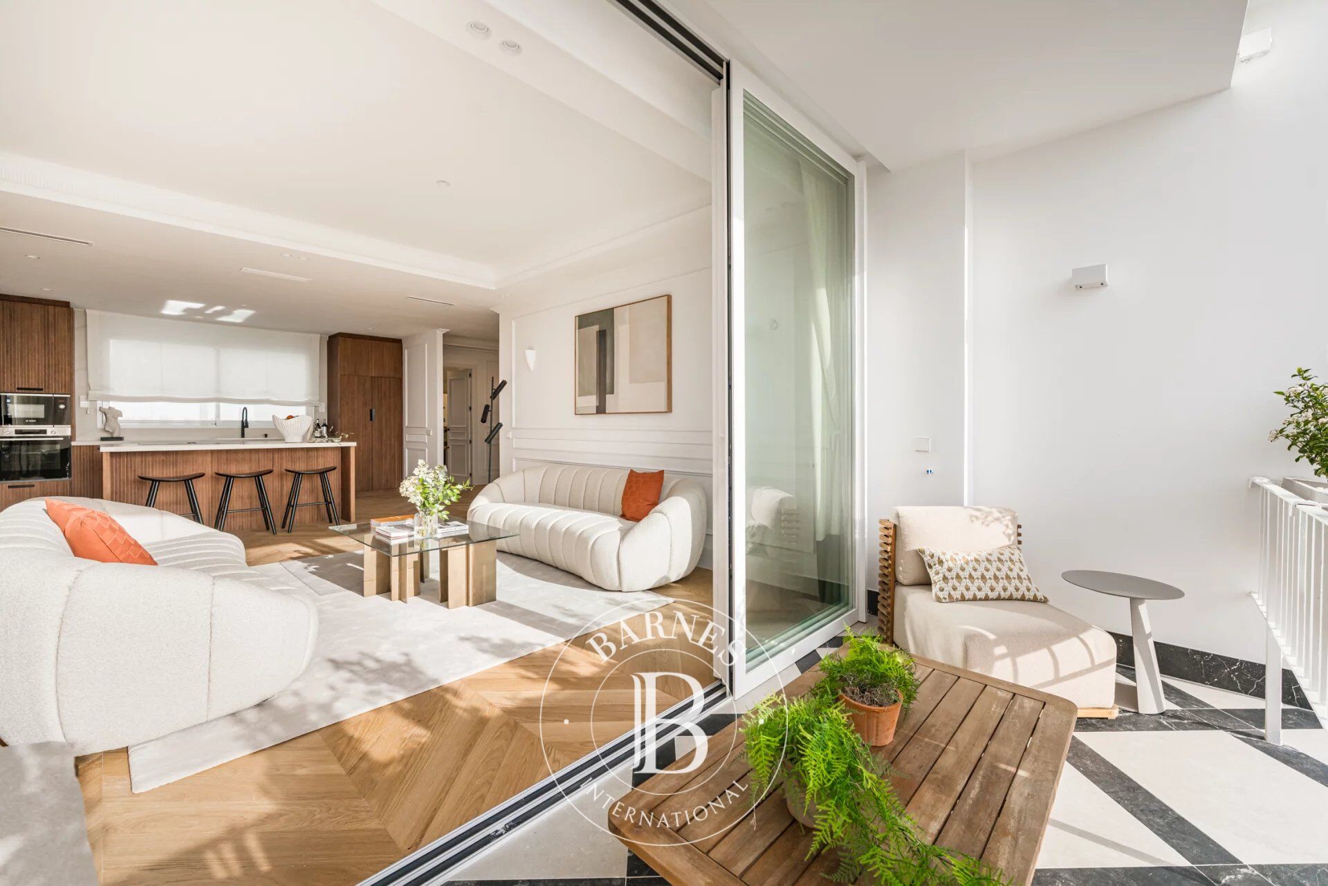 Elegante, helle Wohnung mit Terrasse und modernem Design - picture 3