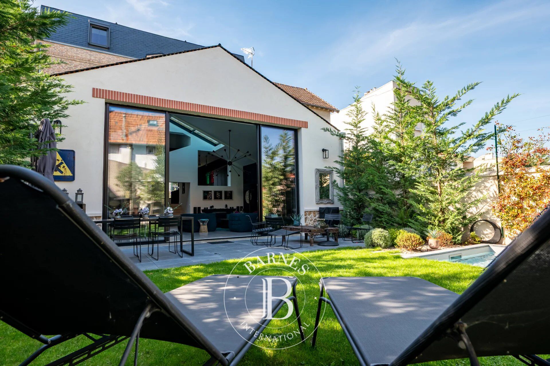 PETITE GARENNE SUPERBE MAISON AVEC JARDIN & PISCINE - picture 1