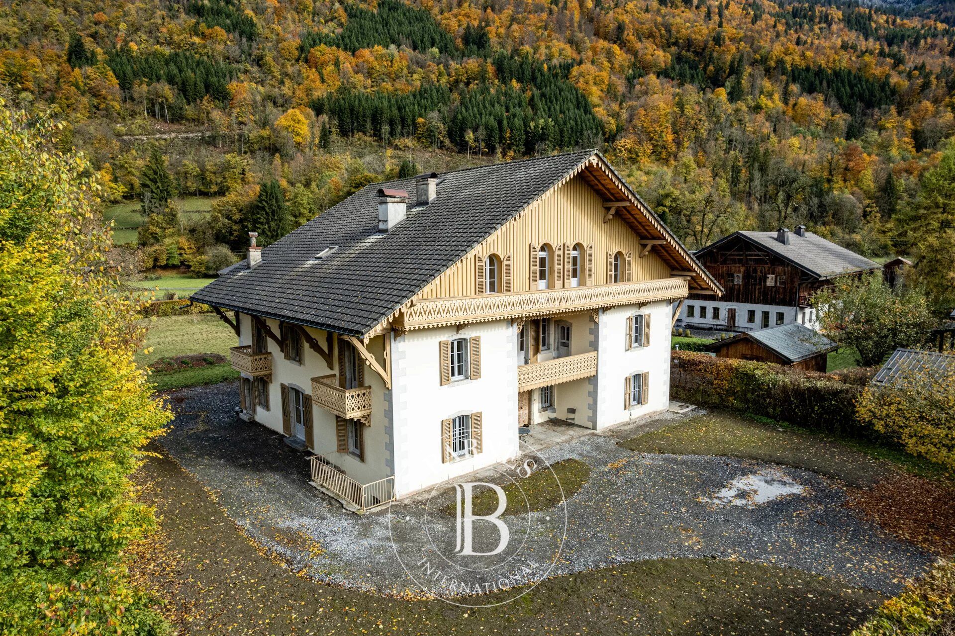 BARNES MONT-BLANC – SAMOËNS – EXCLUSIVITE – MAISON DE MAÎTRE RÉNOVÉE – VUE PANORAMIQUE SUR LES MONTAGNES - picture 1