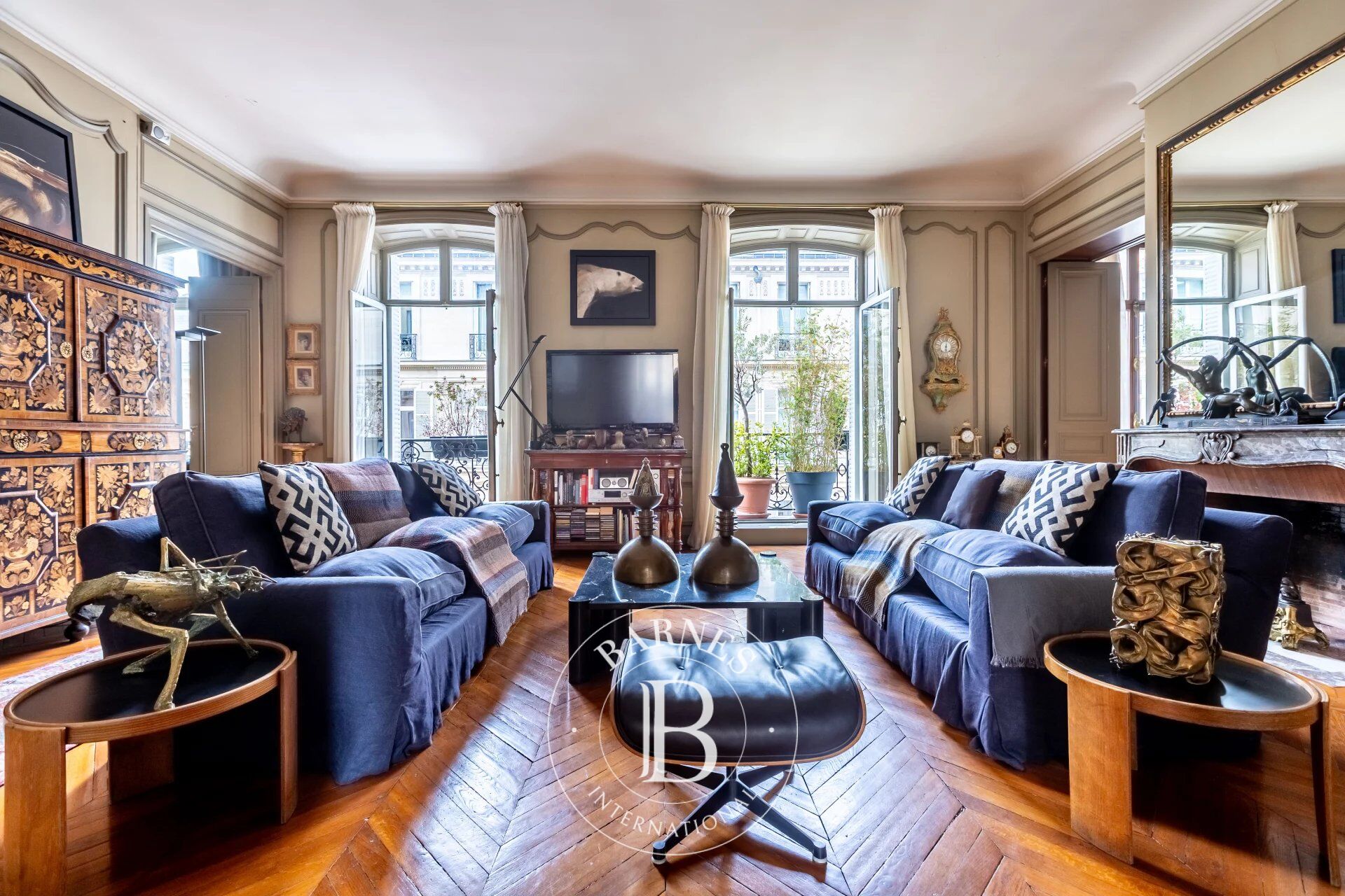 Exclusivité : Paris 8 - François 1er / Marignan - Appartement avec balcon au 2è étage - 3 chambres, un studio de service et un parking. - picture 3