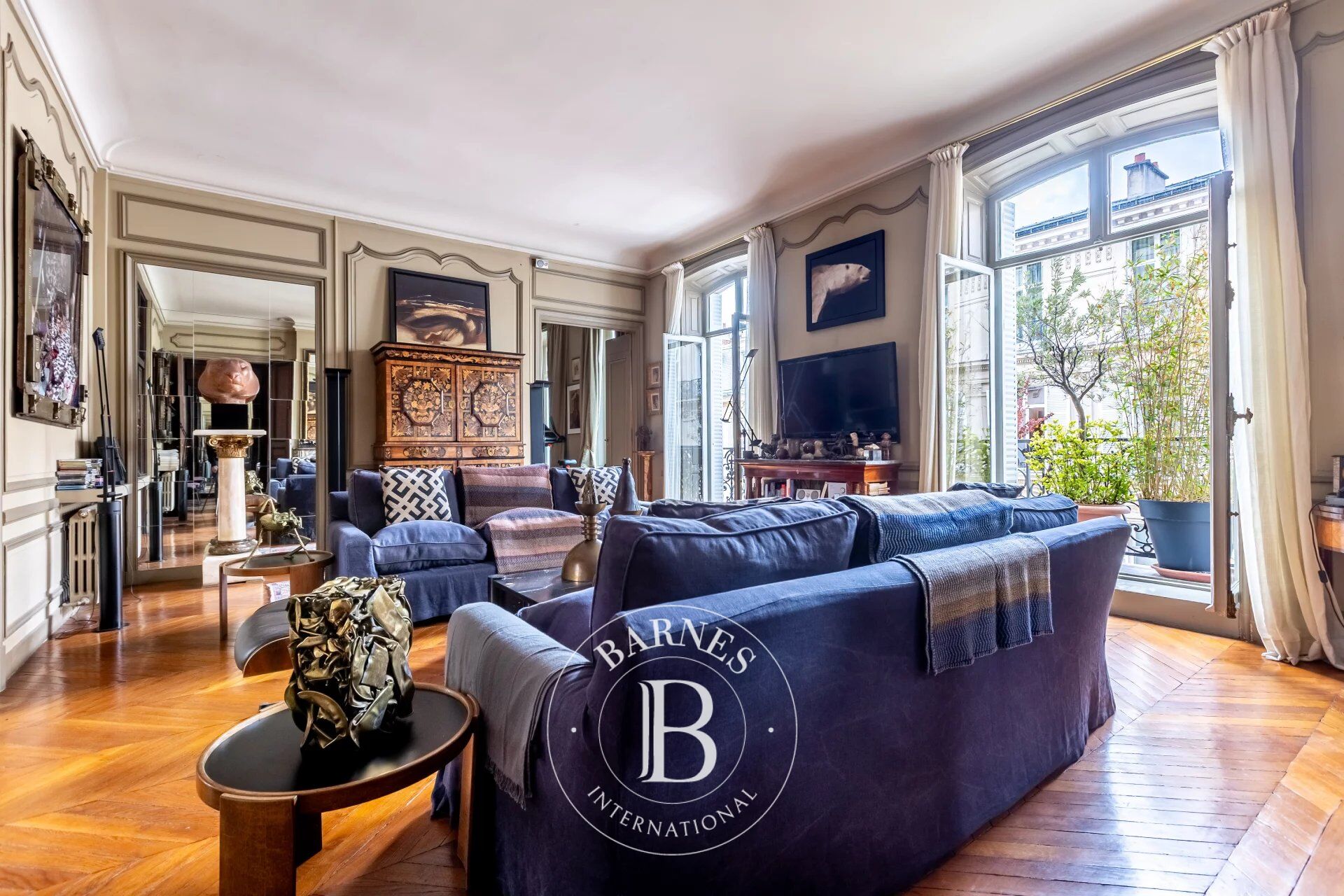 Exclusivité : Paris 8 - François 1er / Marignan - Appartement avec balcon au 2è étage - 3 chambres, un studio de service et un parking. - picture 1