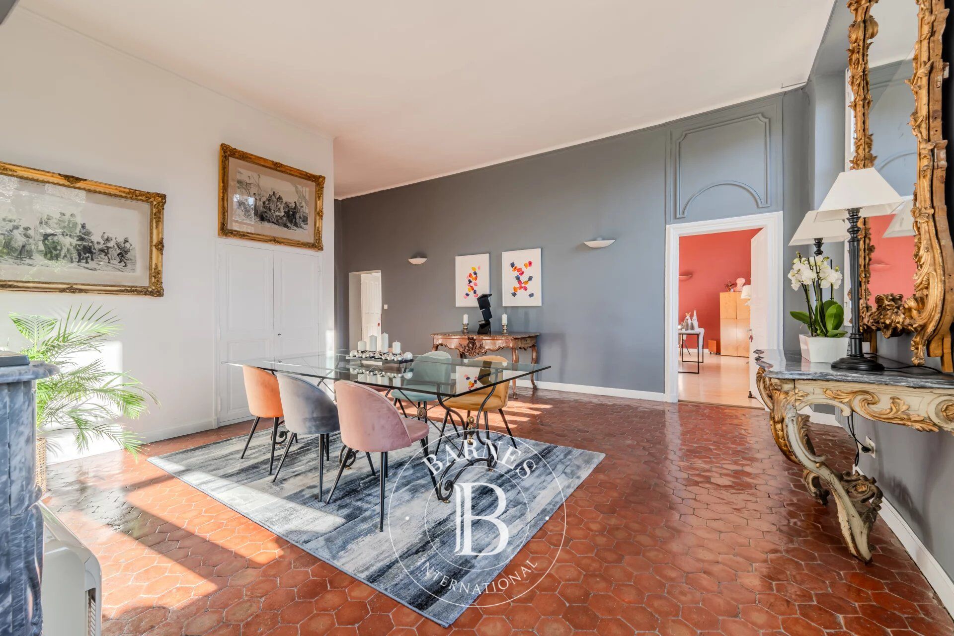 AIX-EN-PROVENCE – CENTRE HISTORIQUE – HÔTEL PARTICULIER – APPARTEMENT 4 CHAMBRES  230m² – TERRASSE VERANDA VUE JARDINS – CAVES – PARKING - picture 2