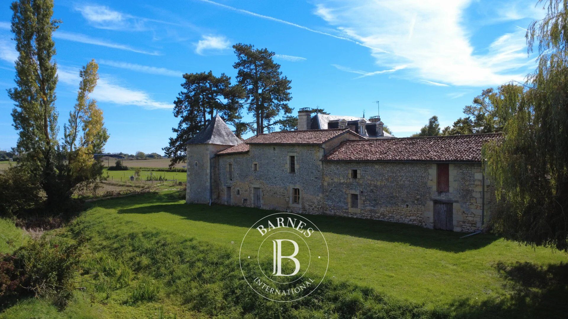 En Poitou - Ancienne ferme fortifiée du XVIIe - Terrain de 1,2 ha - picture 2