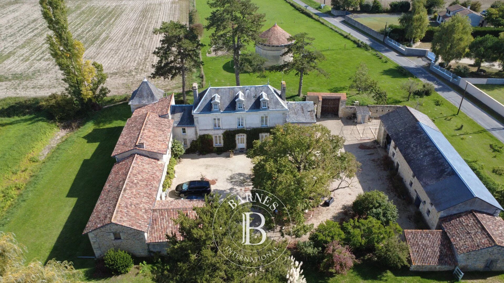 En Poitou - Ancienne ferme fortifiée du XVIIe - Terrain de 1,2 ha - picture 1