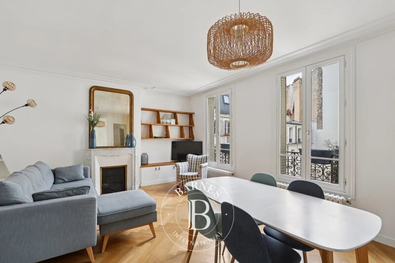 Paris 7 – Saxe/Breteuil – Balcony – Very good condition – Quiet and bright