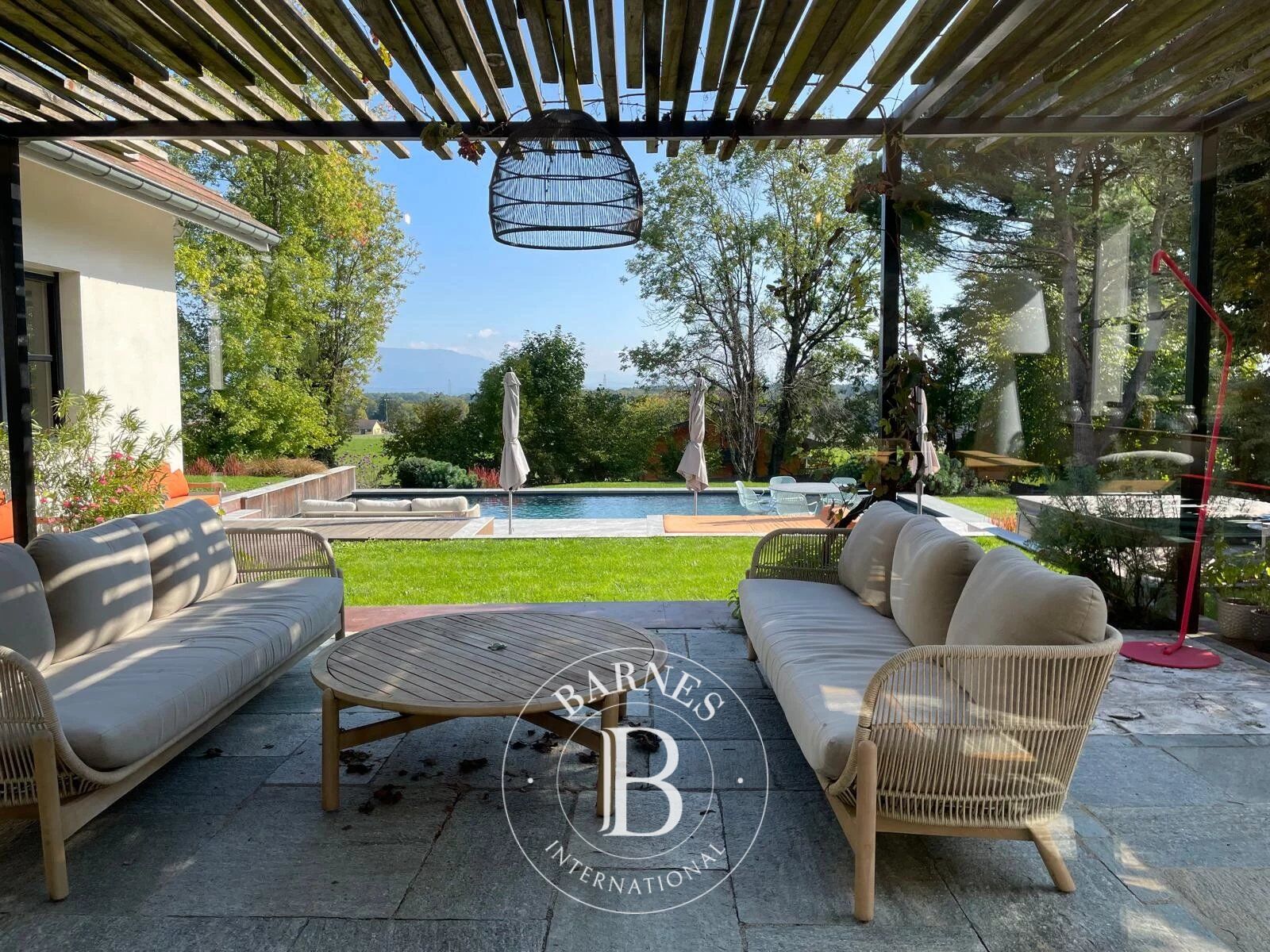 BARNES Pays de Gex – SAUVERNY – VILLA D’ARCHITECTE RÉNOVÉE - 8 PIÈCES - 320 M2– VUE ALPES & MONT-BLANC - picture 3