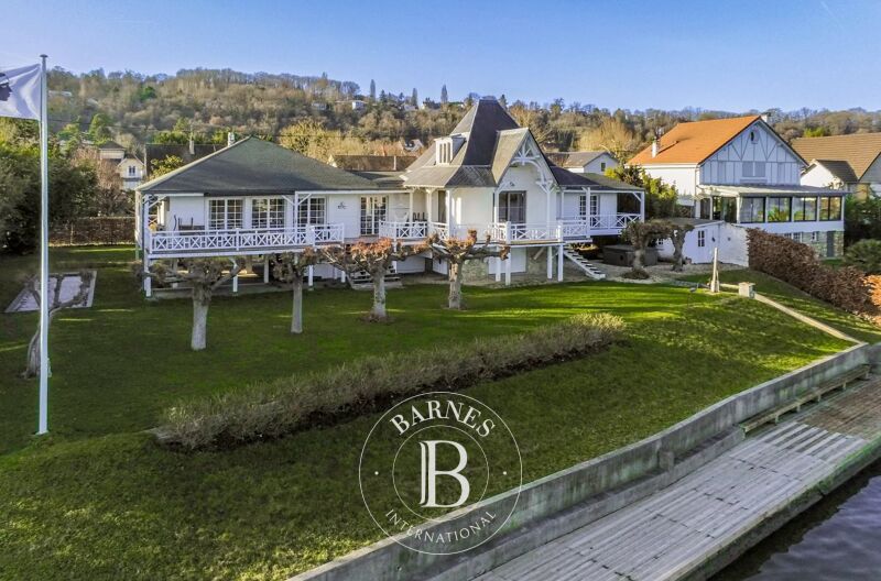 VILLENNES-SUR-SEINE - 230 m² - Parcelle paysagée de 1 690 m² - Piscine - Jacuzzi - Ponton privé