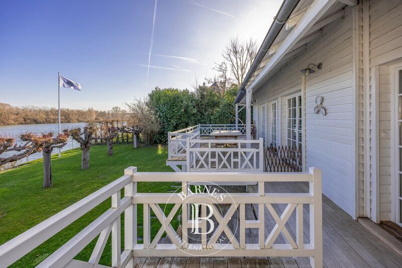 VILLENNES-SUR-SEINE - 230 m² - Parcelle paysagée de 1 690 m² - Piscine - Jacuzzi - Ponton privé