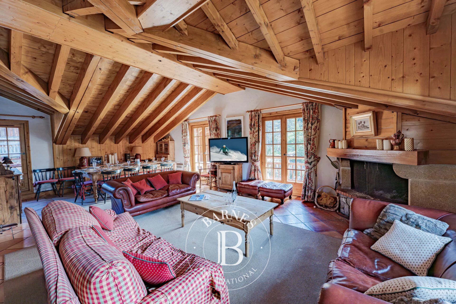 RARE OPPORTUNITY – CHALET - picture 1