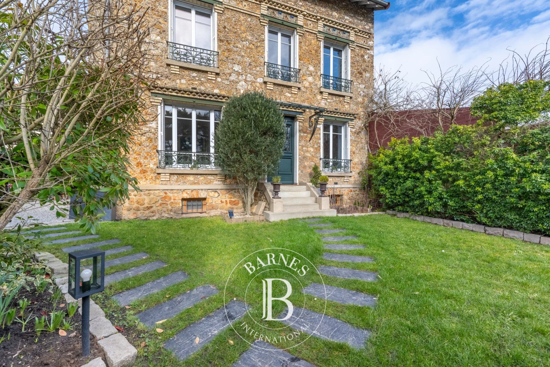 Versailles Montreuil Saint Symphorien - Late 19th-century 165m² (1,776 sq ft) buhrstone house – 4 bedrooms – Garden – Parking spaces – Prime location. - picture 1