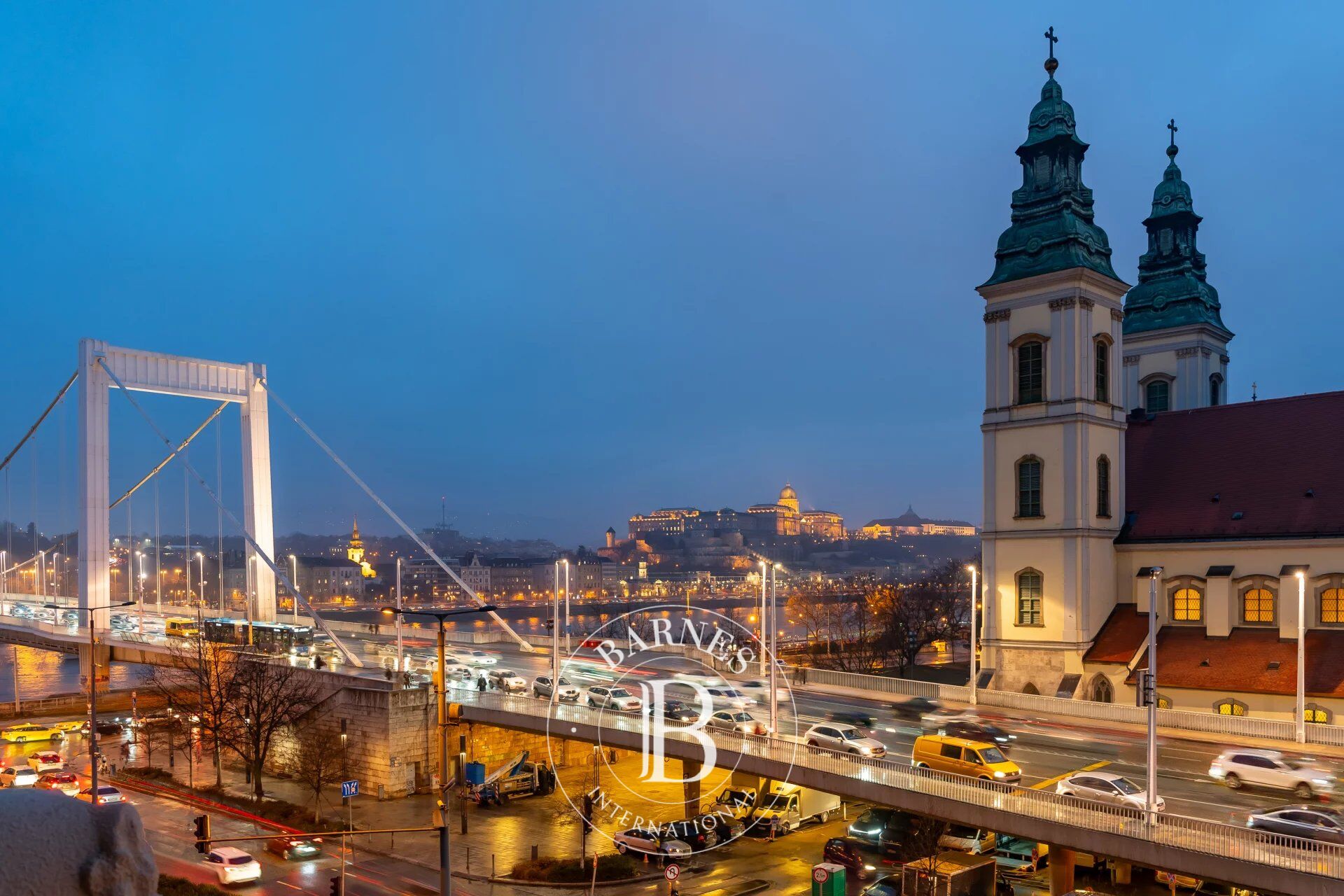 Luxury apartment with balcony and magnificent panoramic view at March 15. Square - picture 1