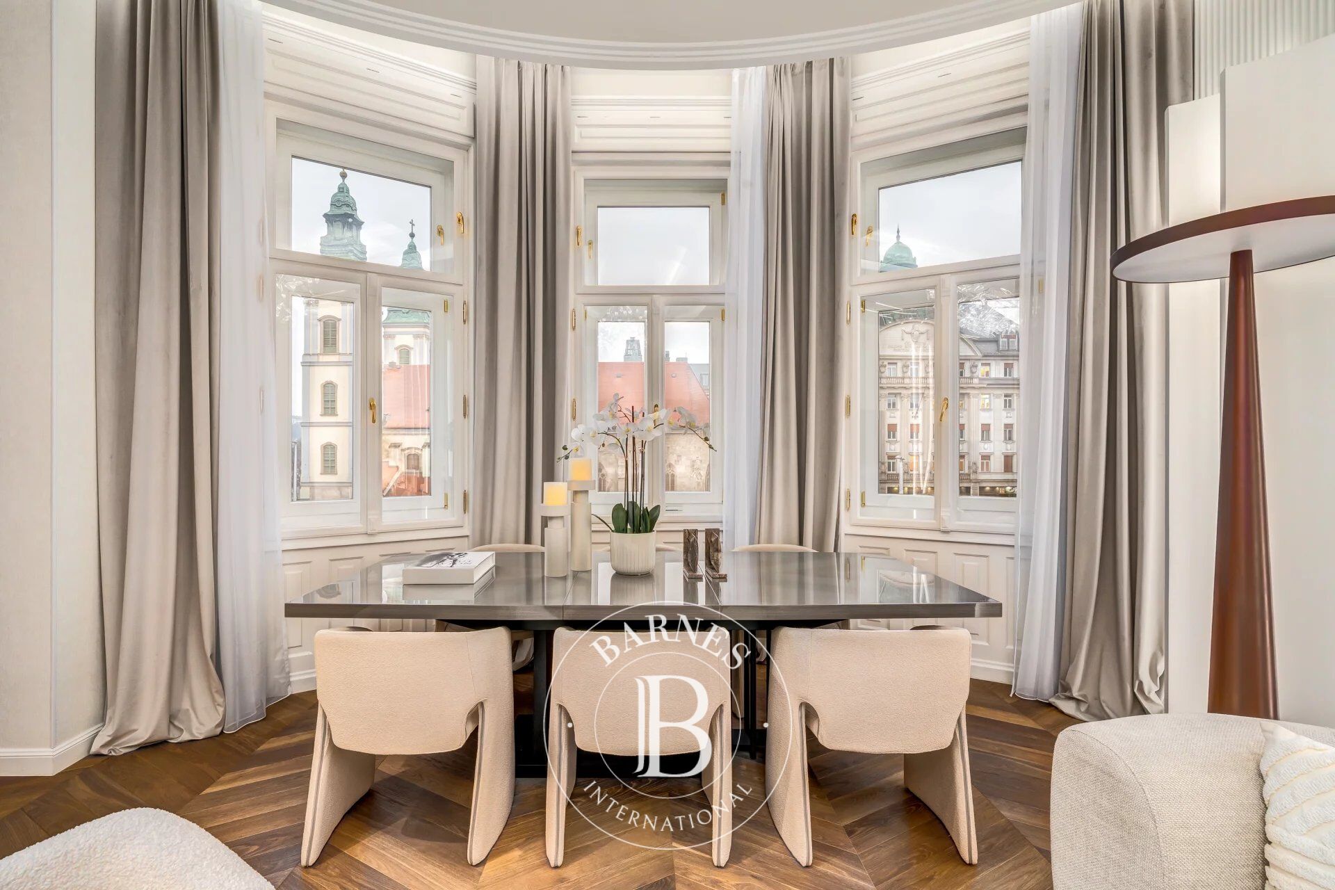 Luxury apartment with balcony and magnificent panoramic view at March 15. Square - picture 2