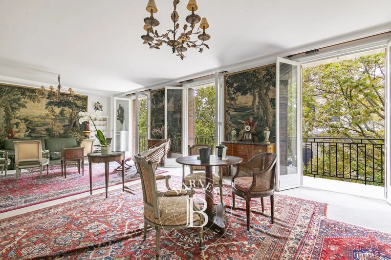 Paris 7 - Breteuil - upper floor - unobstructed view