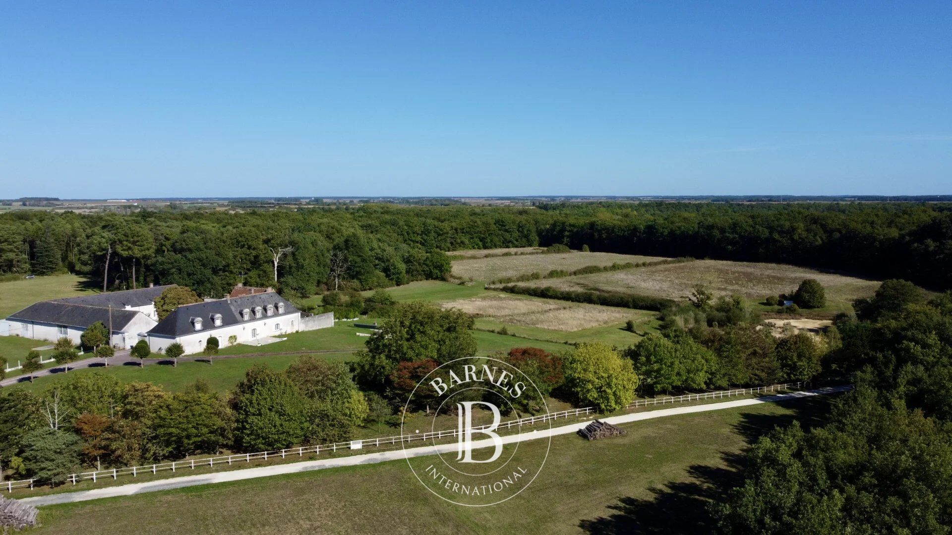 COEUR DE TOURAINE - Propriété sur 180 hectares - picture 2