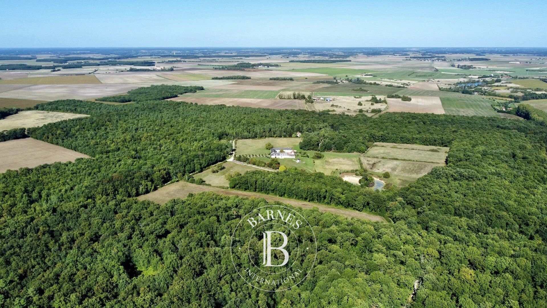 COEUR DE TOURAINE - Propriété sur 180 hectares - picture 1