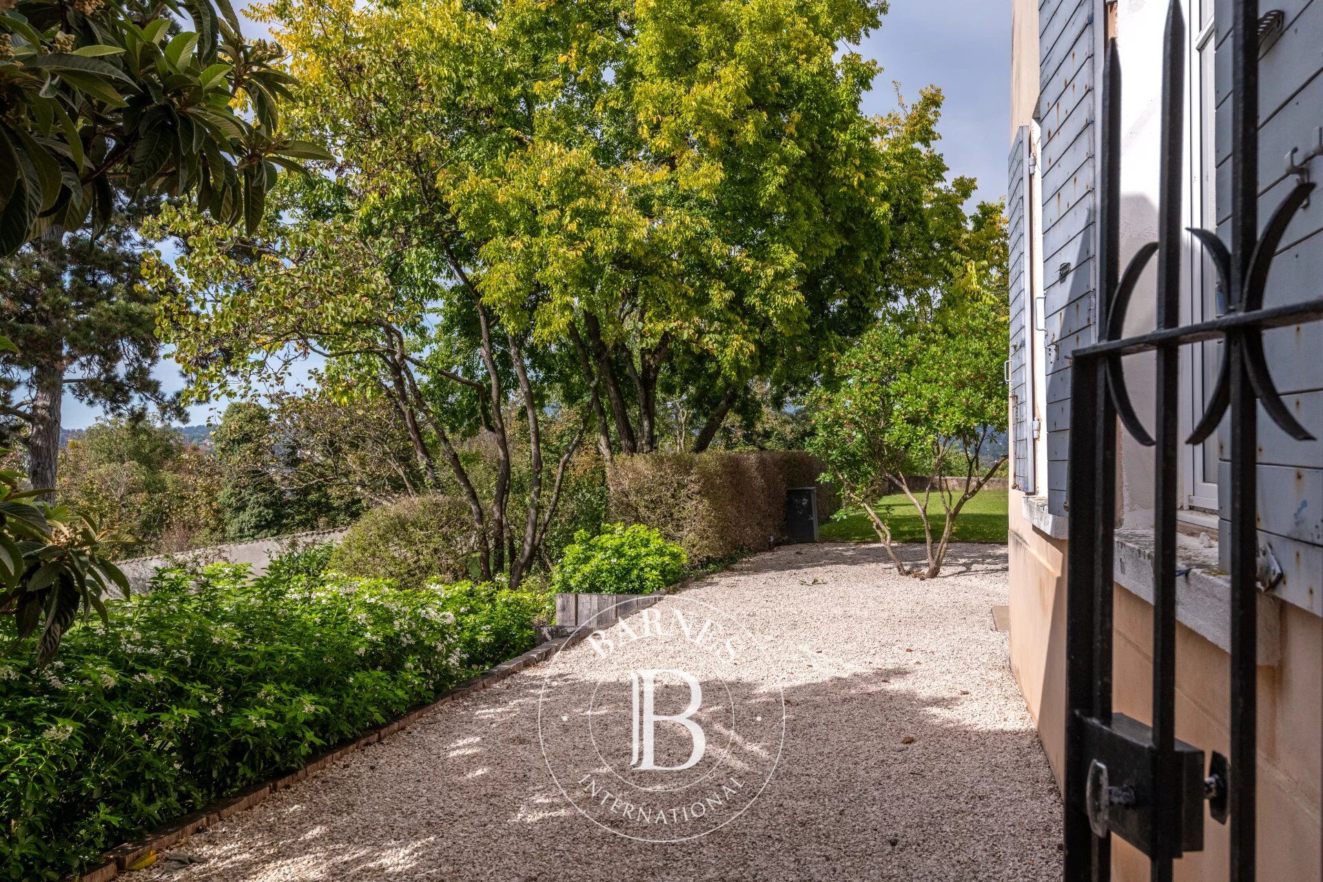 Caluire et Cuire - 270 m² property dating from 1850 - 3449 m² landscaped park - Double garage - 50 m² caretaker's house - 6 bedrooms - picture 2