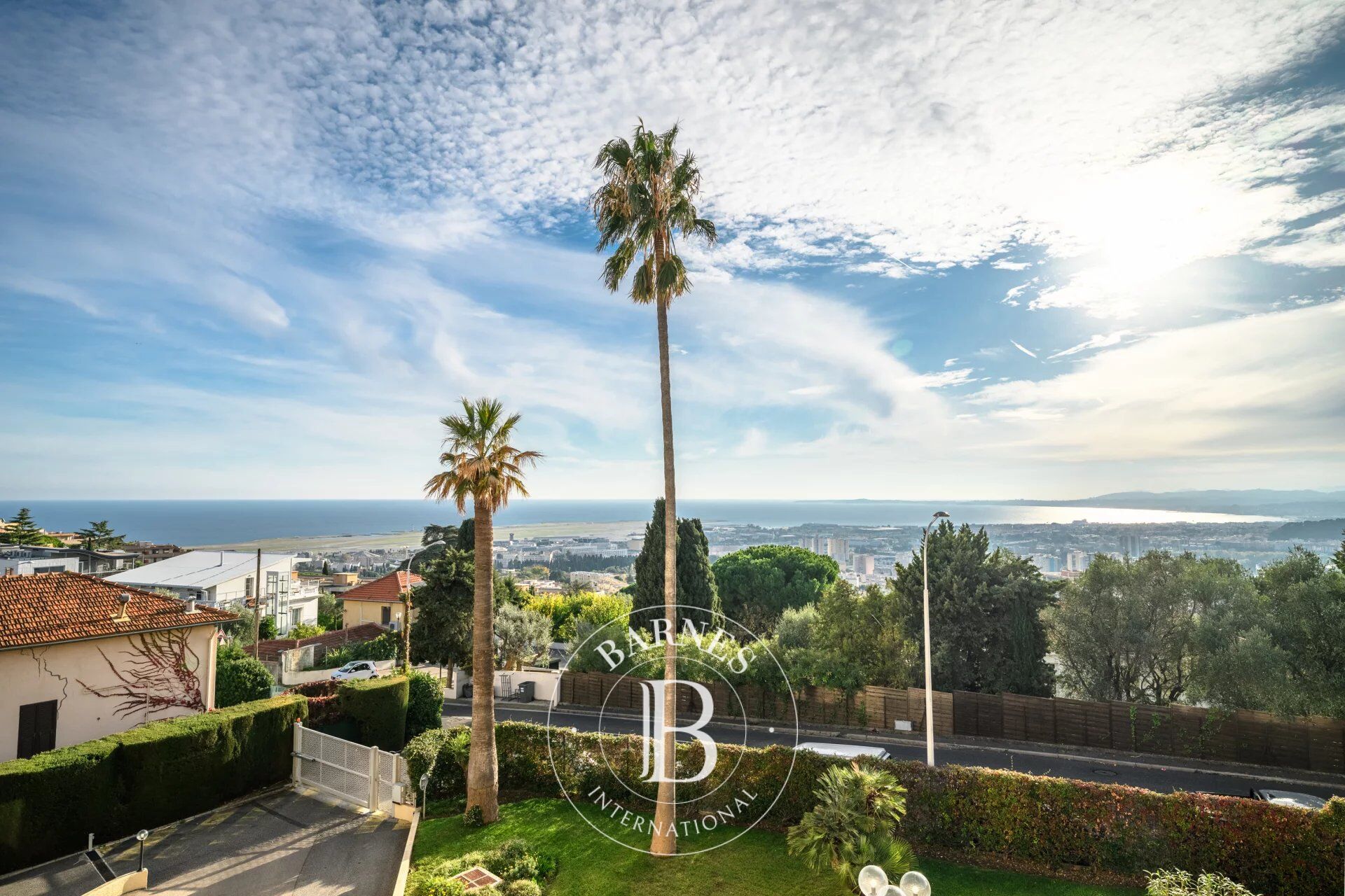 NICE – LA LANTERNE — APPARTEMENT TRAVERSANT AVEC VUES MER & GRANDE TERRASSE - picture 3