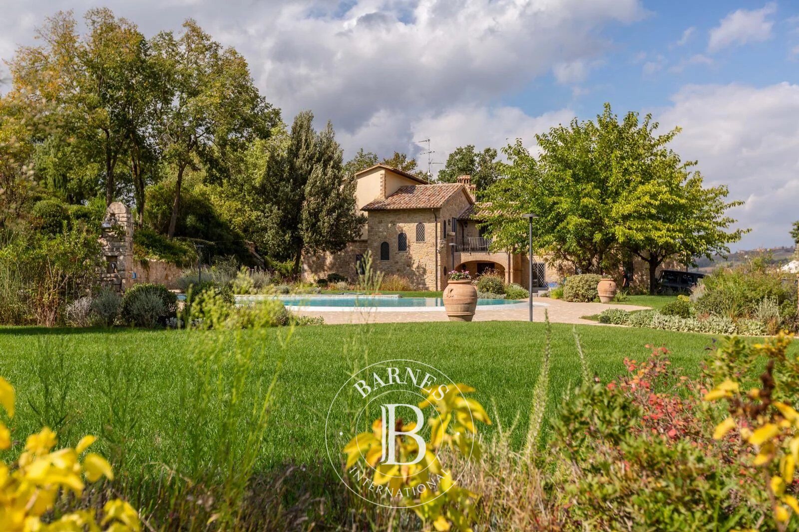 Exclusive villa with swimming pool and tennis court - picture 2