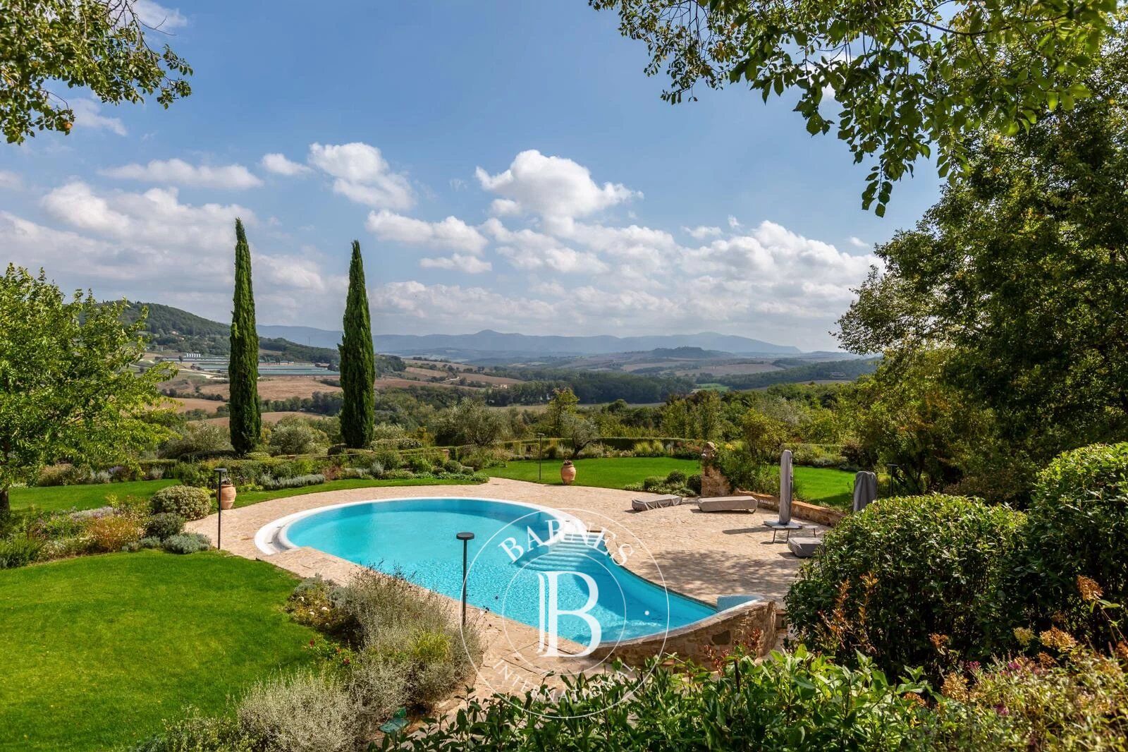 Exclusive villa with swimming pool and tennis court - picture 3