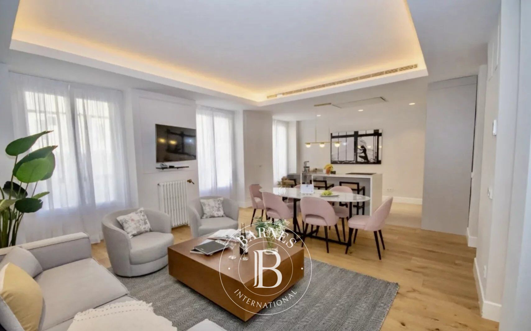 Luxuriöse 3-Zimmer-Wohnung neben dem METROPOLIS Club – Calle Alcalá - picture 1