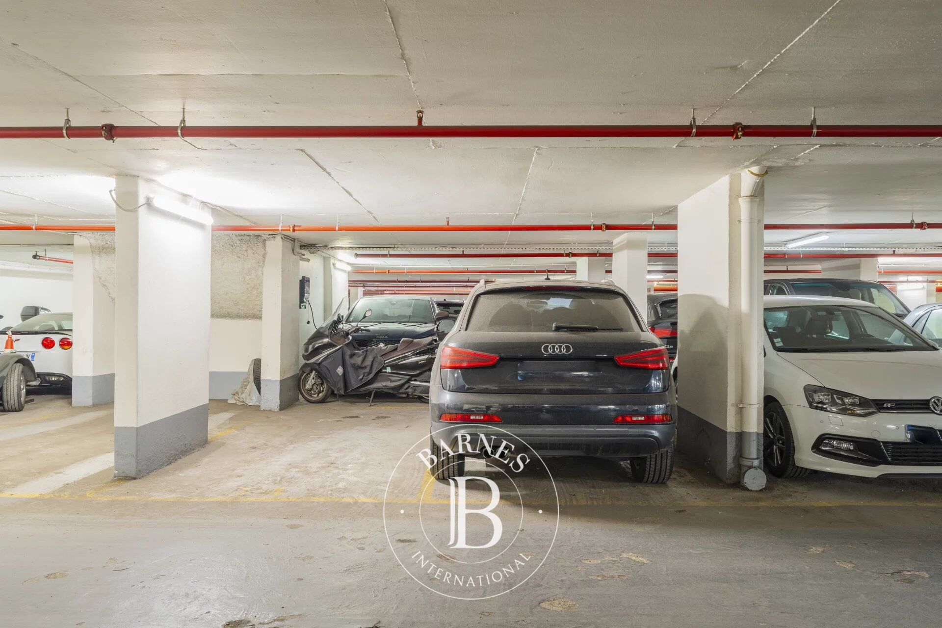 Paris 4 – Parking Space for Sale – Sought-After Neighborhood - picture 1