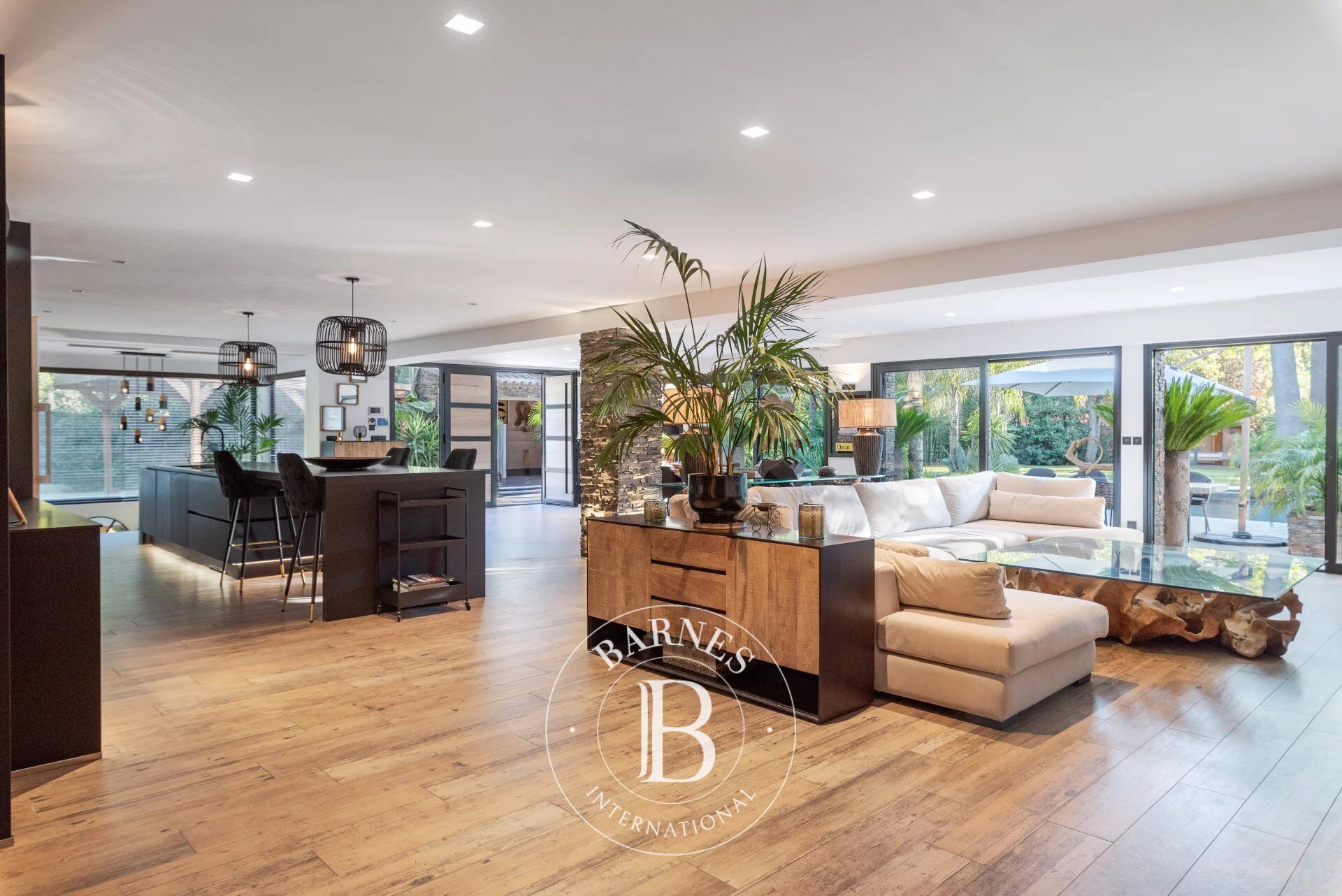 MOUGINS – ÉLÉGANTE VILLA – ÉCRIN DE VERDURE - picture 2