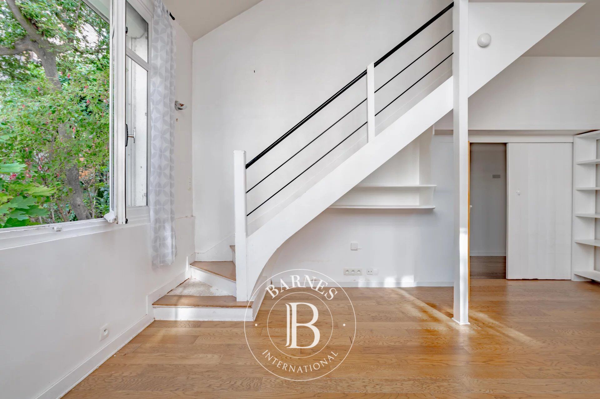 Paris 14 - Artist’s workshop, with the feel of a house, in the peace and quiet of a charming no-through road - picture 2