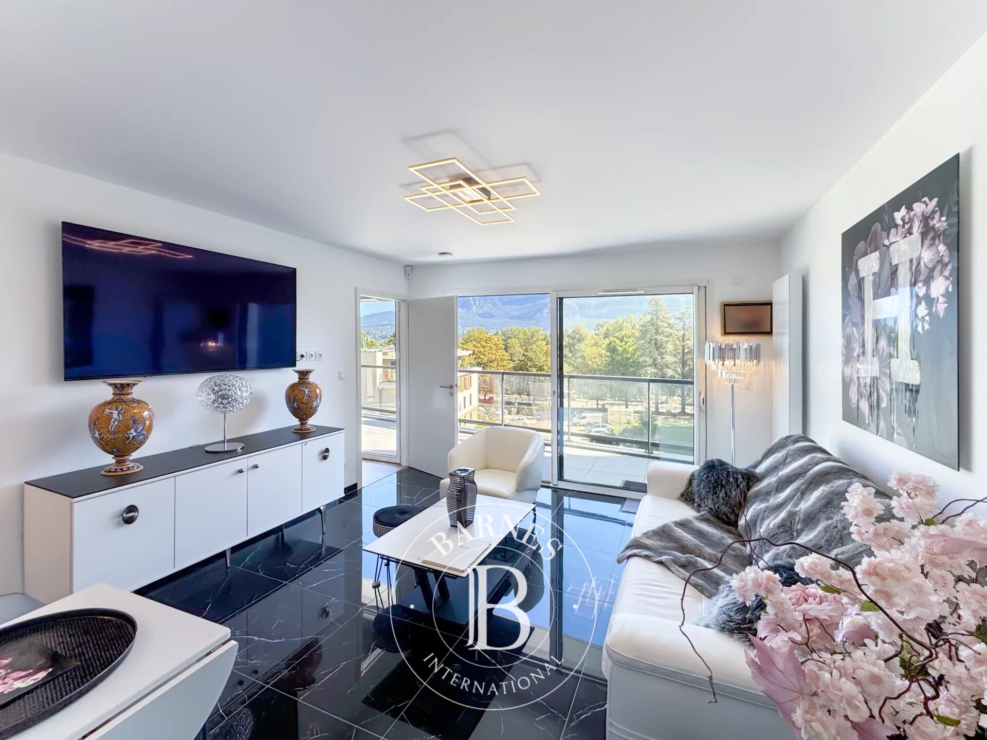 BARNES Aix-les-Bains - LE BOURGET-DU-LAC - PROCHE DE LA PLAGE - APPARTEMENT RÉCENT AVEC BALCON - picture 1