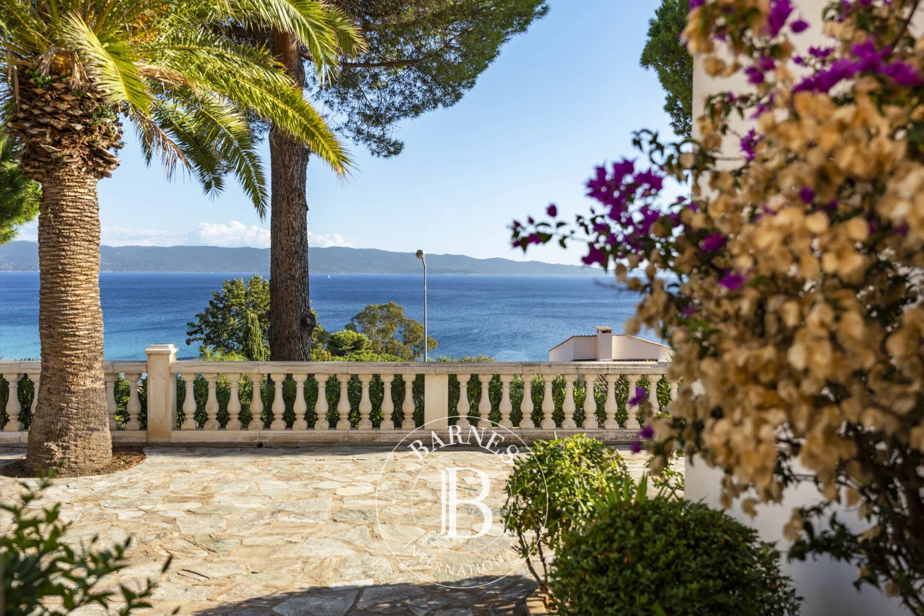 Exclusive listing, Ajaccio, 6-bedroom villa with pool, caretaker’s house, panoramic sea view, walking distance to the beach. - picture 2