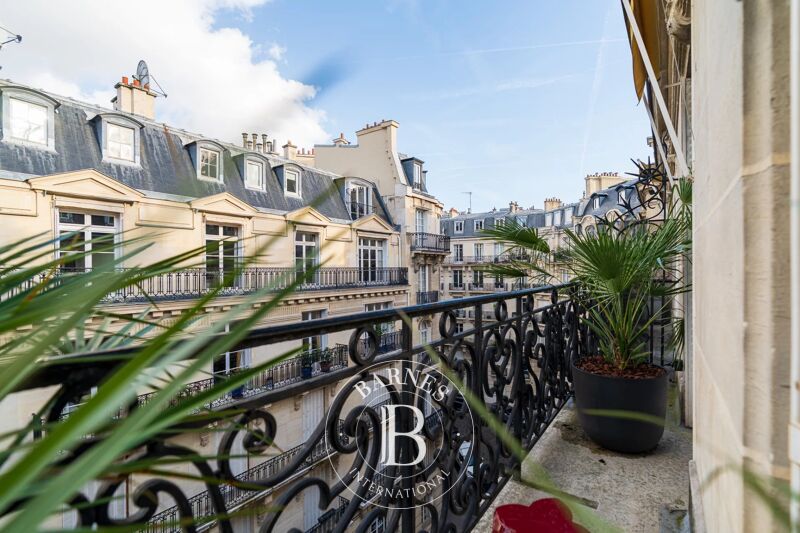Paris 16 - Victor Hugo/Etoile - Appartement - Etage élevé avec un large balcon - 2 chambres