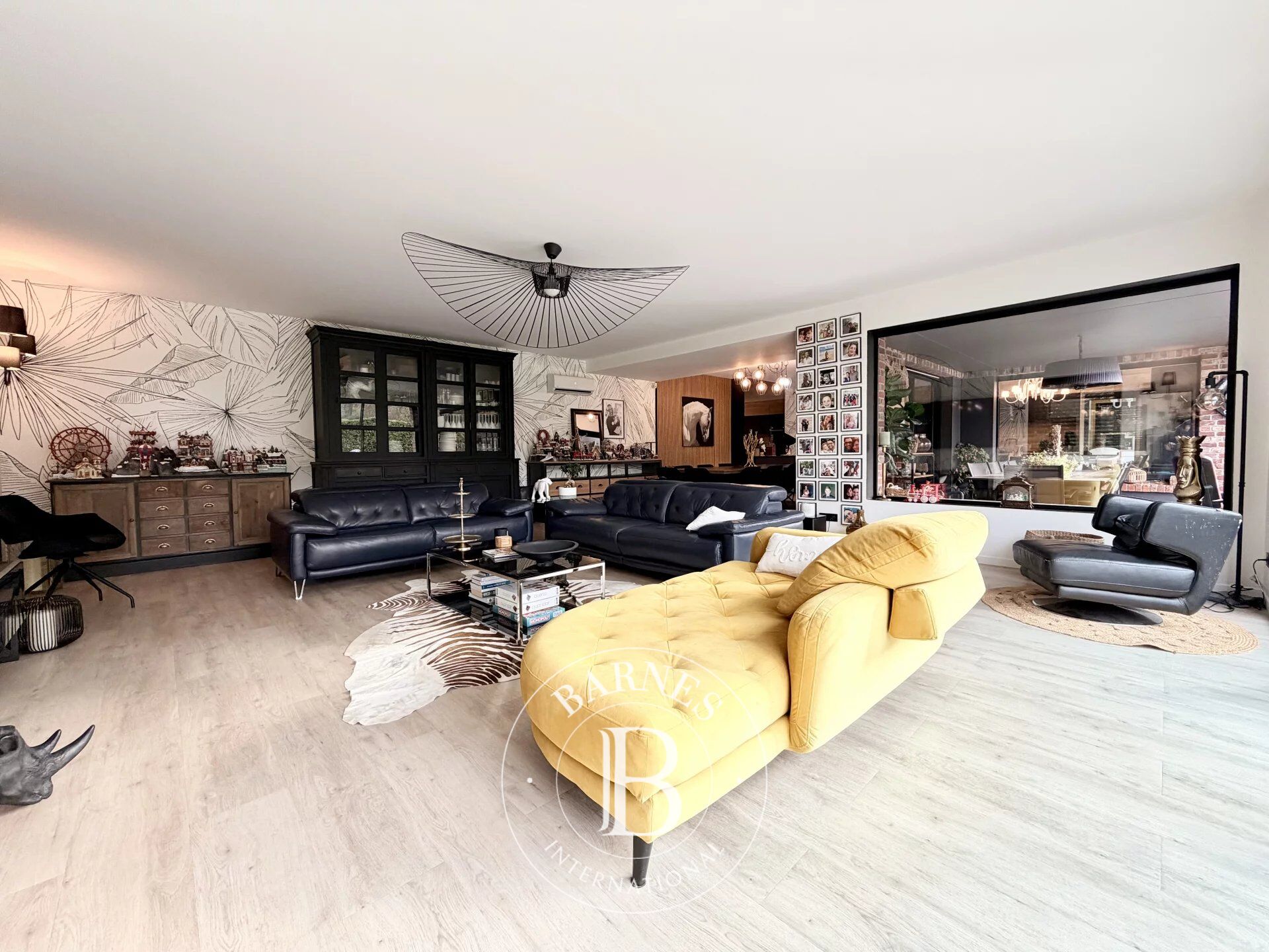 Fully renovated contemporary house – 5 bedrooms – Swimming pool – Sought-after location - picture 3