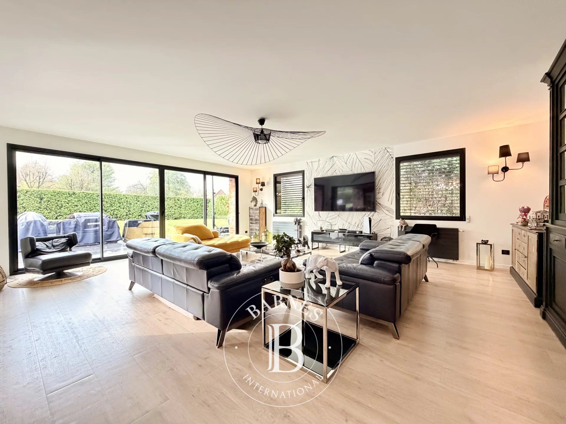 Fully renovated contemporary house – 5 bedrooms – Swimming pool – Sought-after location - picture 2