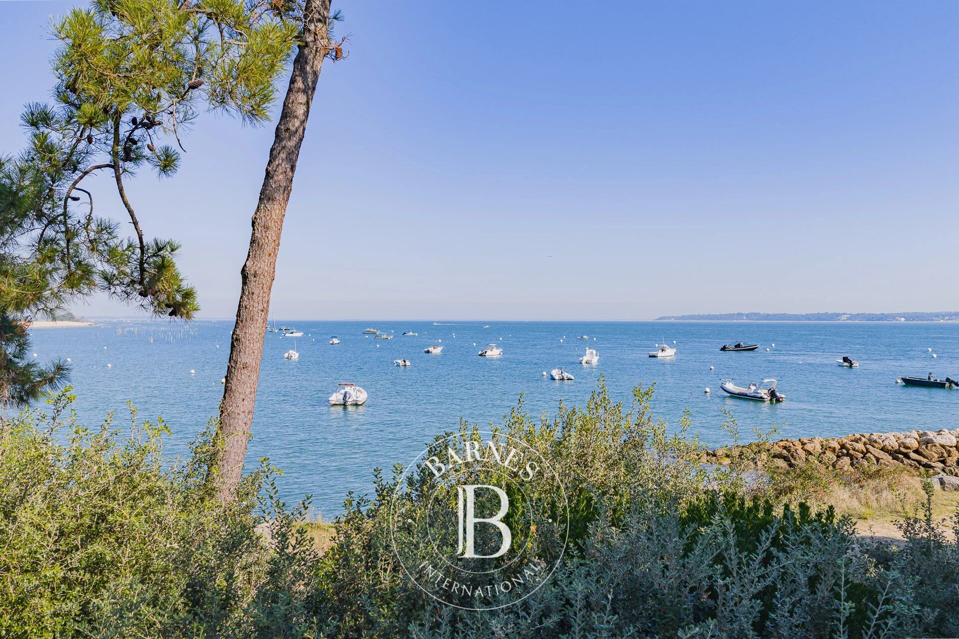 MAGNIFICENT FRONT LINE VILLA IN THE MIMBEAU DISTRICT OF CAP FERRET, WITH DIRECT ACCESS TO THE BEACH - picture 1