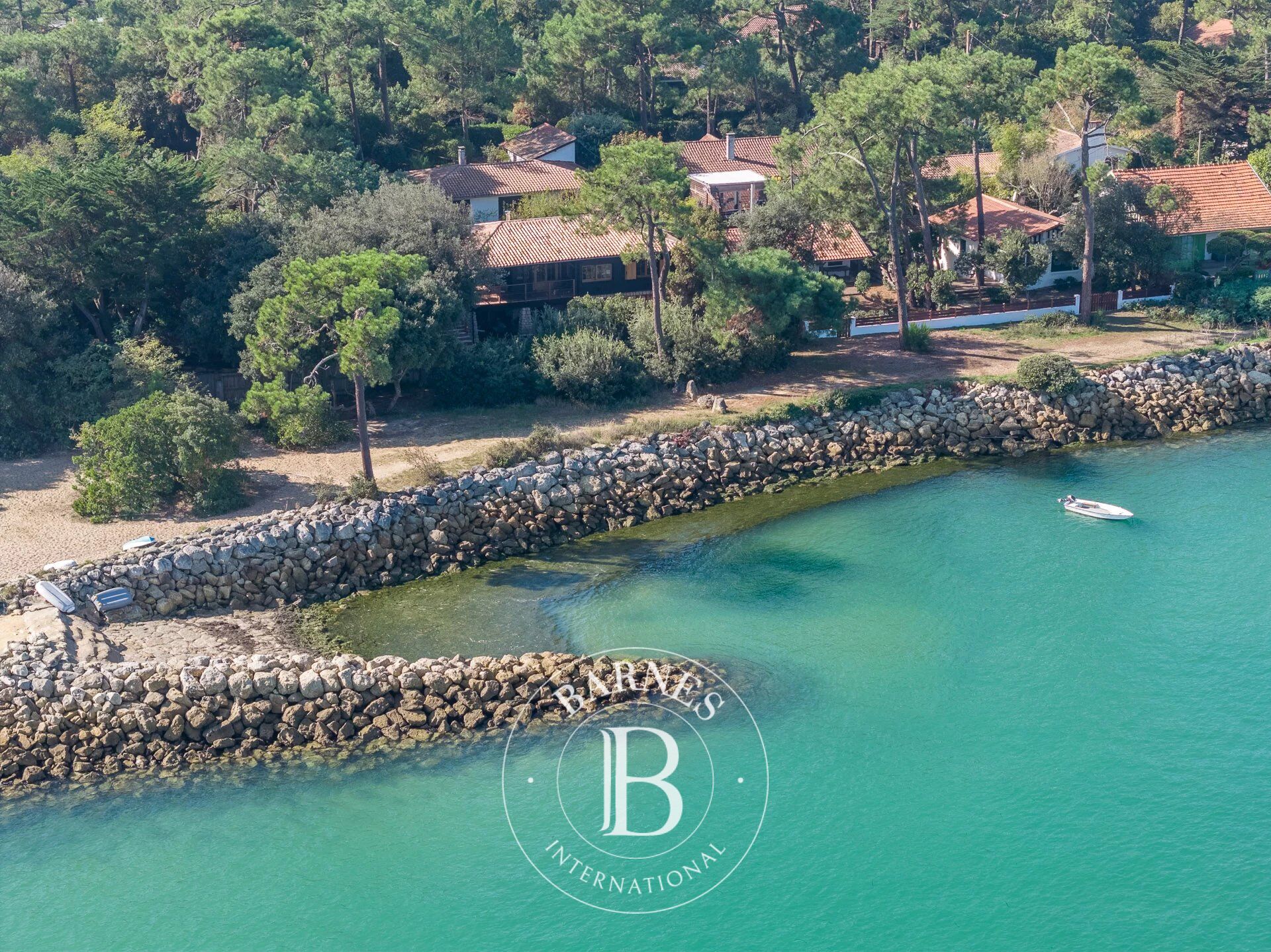 MAGNIFICENT FRONT LINE VILLA IN THE MIMBEAU DISTRICT OF CAP FERRET, WITH DIRECT ACCESS TO THE BEACH - picture 2