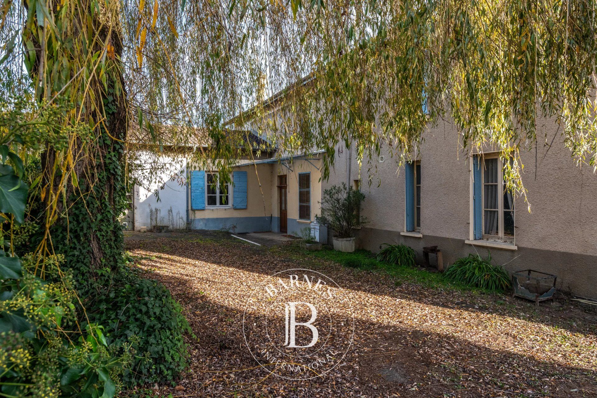 Casa de pueblo Chaleins - picture 1