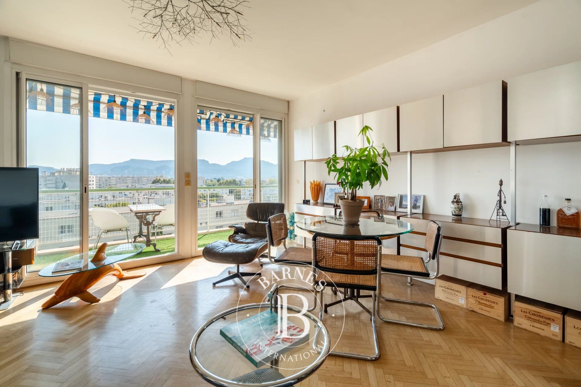 Sale – Dual-Aspect Apartment – Marseille 13008 – 85 m² – Open View – High Floor - picture 1