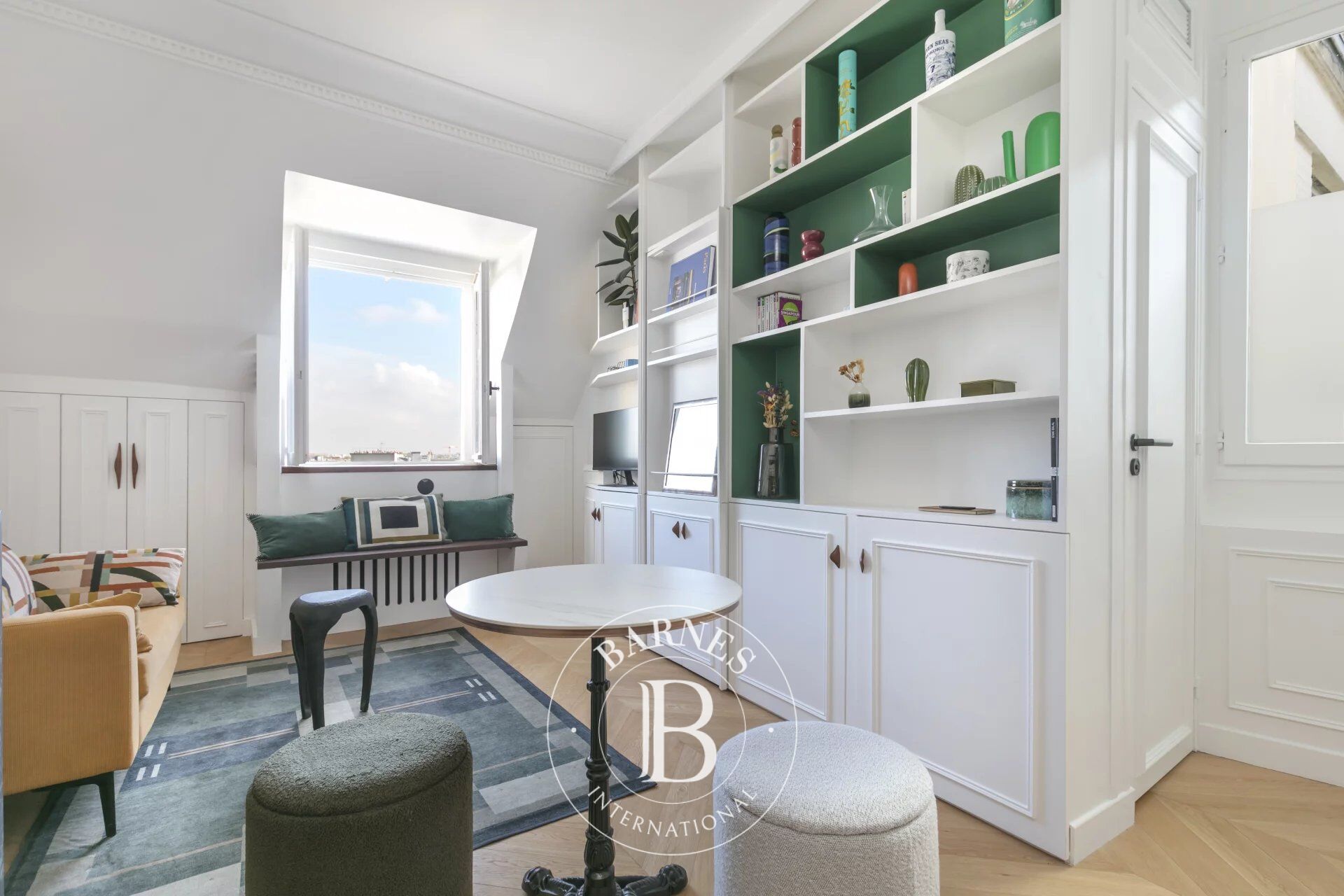 PARIS 8 - FAUBOURG DU ROULE - Magnifique appartement deux pièces - picture 2