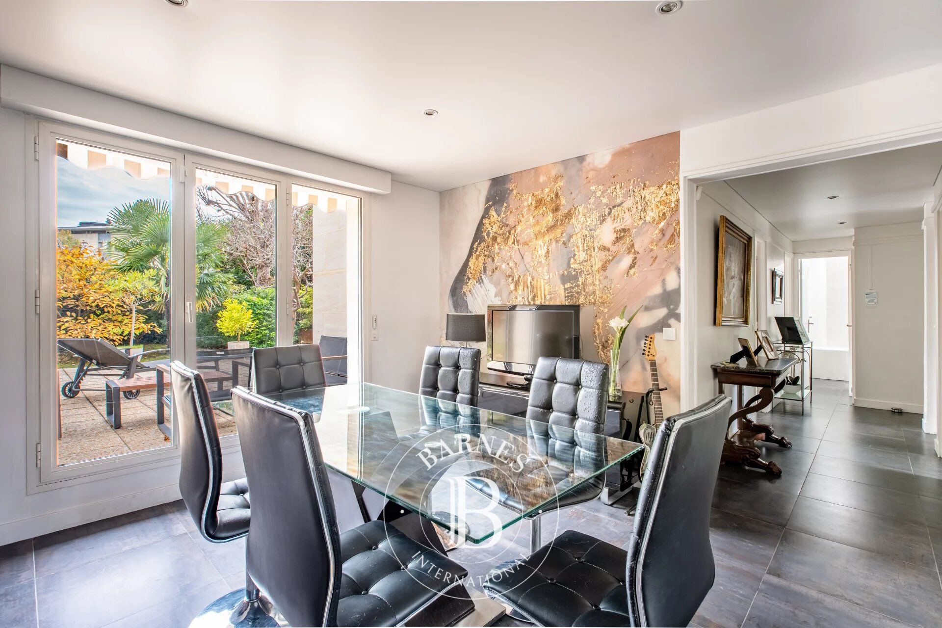 EXLUSIVITE BARNES - Saint Germain en Laye centre - JARDIN - 2 chambres - Ascenseur, Parking et Cave - picture 3