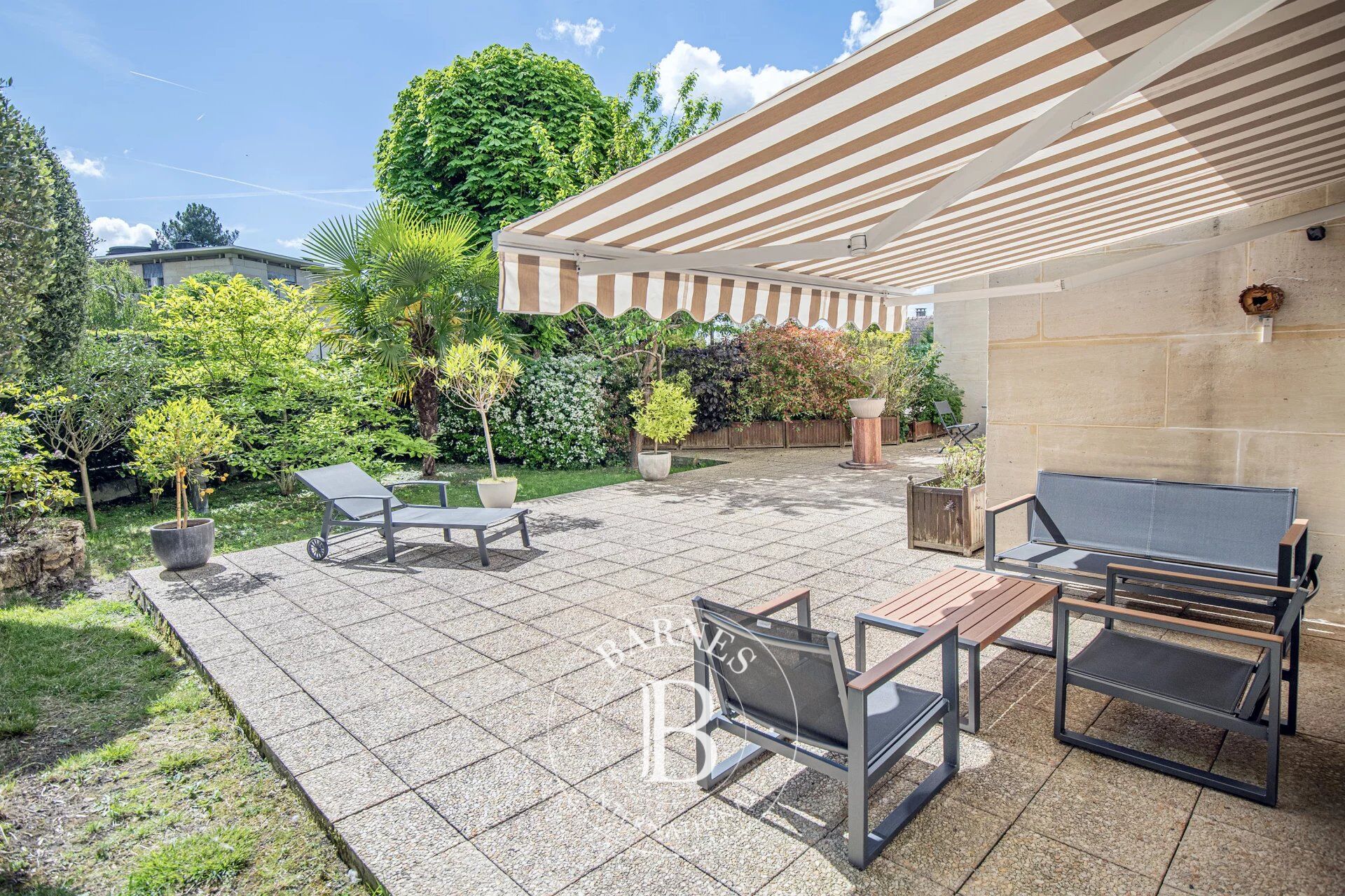 BARNES - Central Saint-Germain-en-Laye - 2 bedrooms, Garden, Lift, Parking and Cellar - picture 2