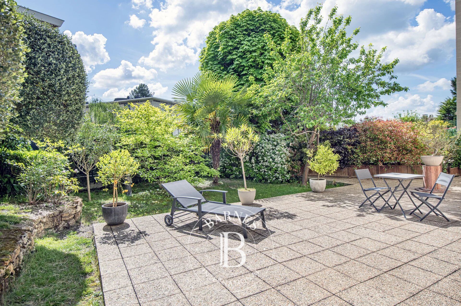 BARNES - Central Saint-Germain-en-Laye - 2 bedrooms, Garden, Lift, Parking and Cellar - picture 1