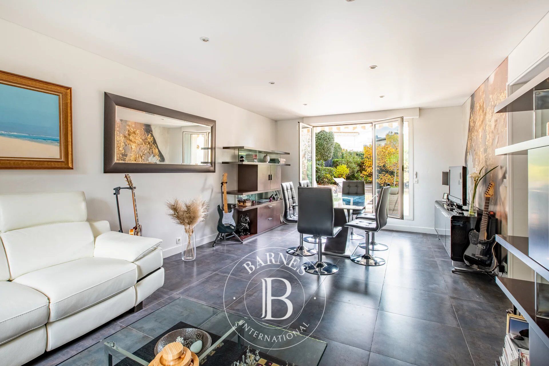 BARNES - Saint Germain en Laye centre - JARDIN - 2 chambres - Ascenseur, Parking et Cave - picture 3