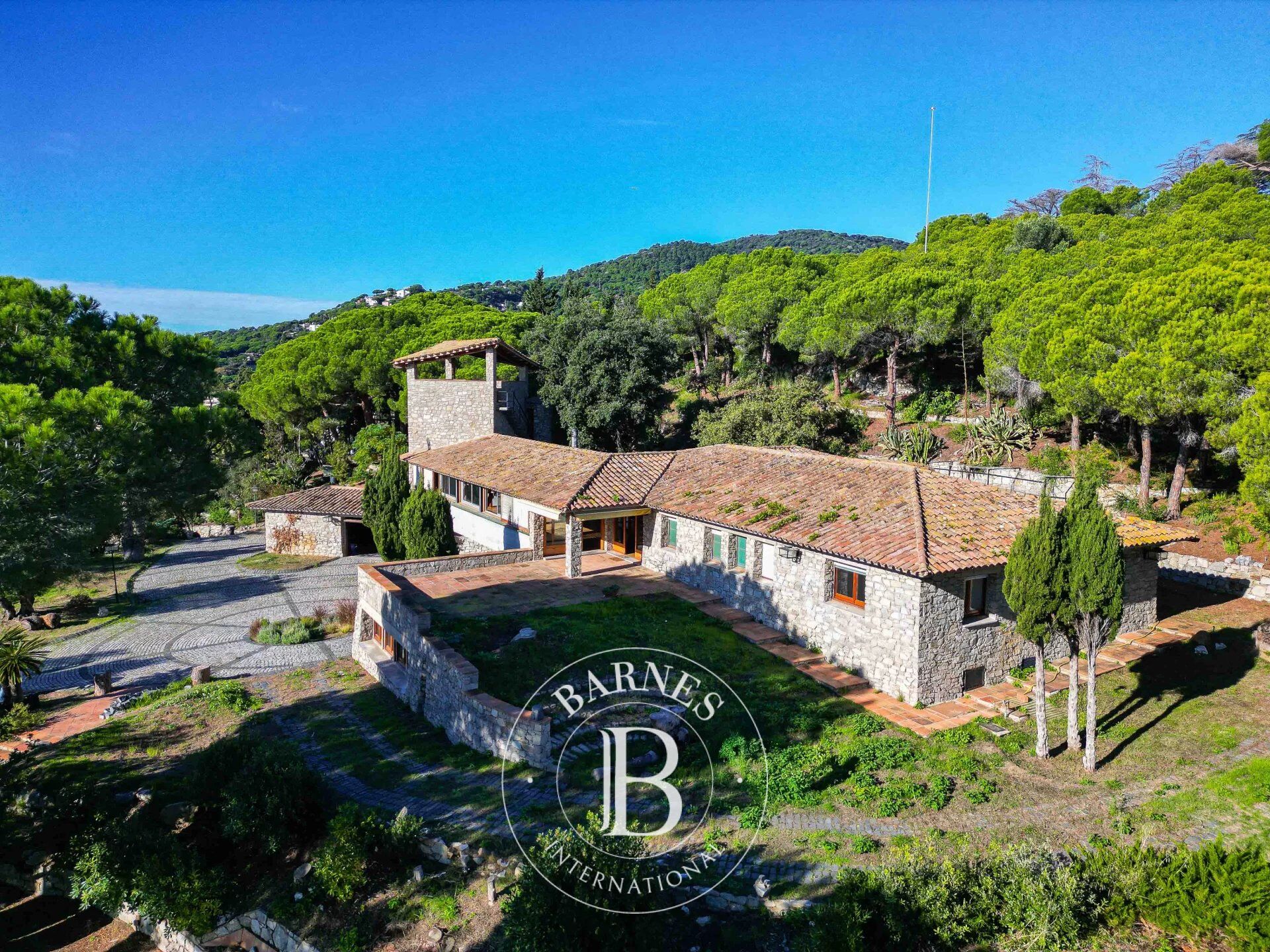 Finca de lujo con vistas al mar y gran potencial de reforma en Premià de Dalt – Maresme - picture 3