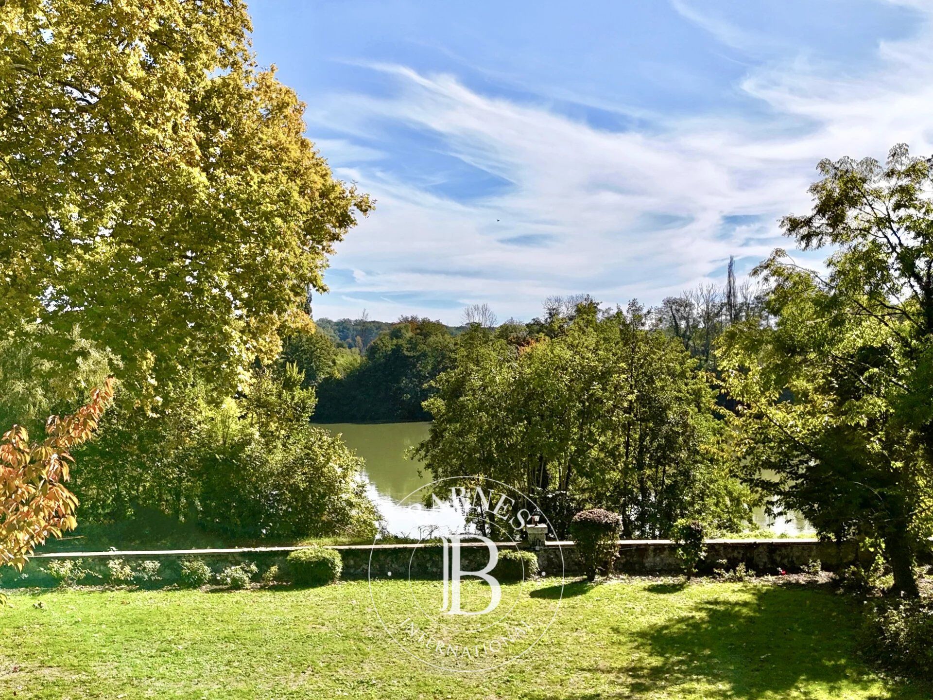 Fontainebleau – Propriété hôtelière de caractère – 800 m² – Vue imprenable sur la Seine - picture 2