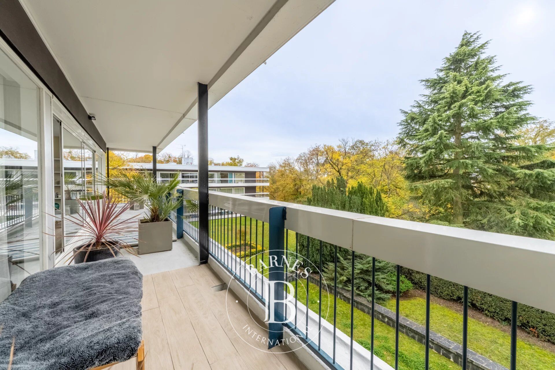 Le Chesnay - Parc de Rocquencourt - Magnificent 114m² (1,227 sq ft) apartment - 2 bedrooms - 42m² (452 sq ft) terrace - Renovated in 2022 - picture 3