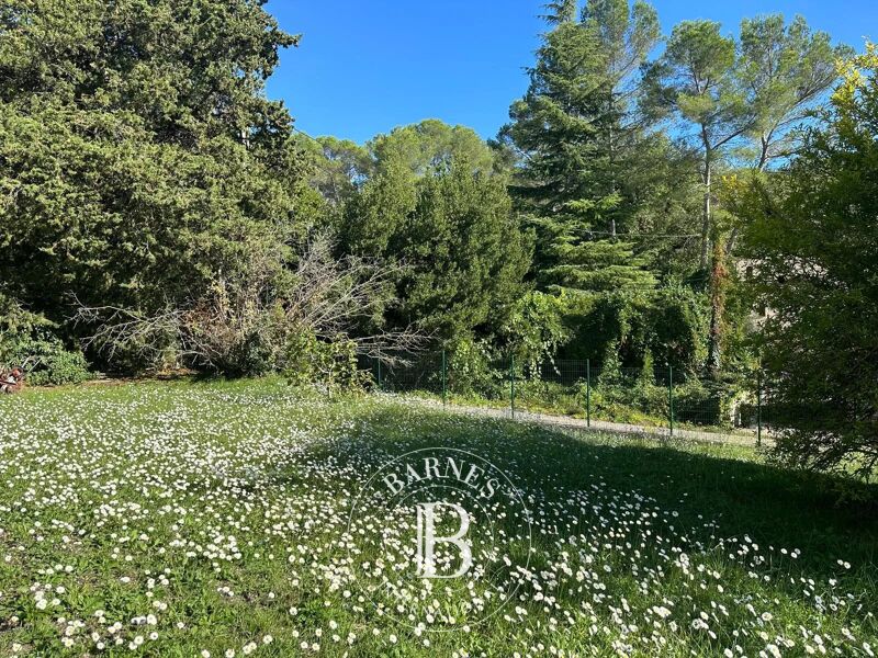 MOUGINS - TERRAIN CONSTRUCTIBLE - CALME ET VUE DÉGAGÉE