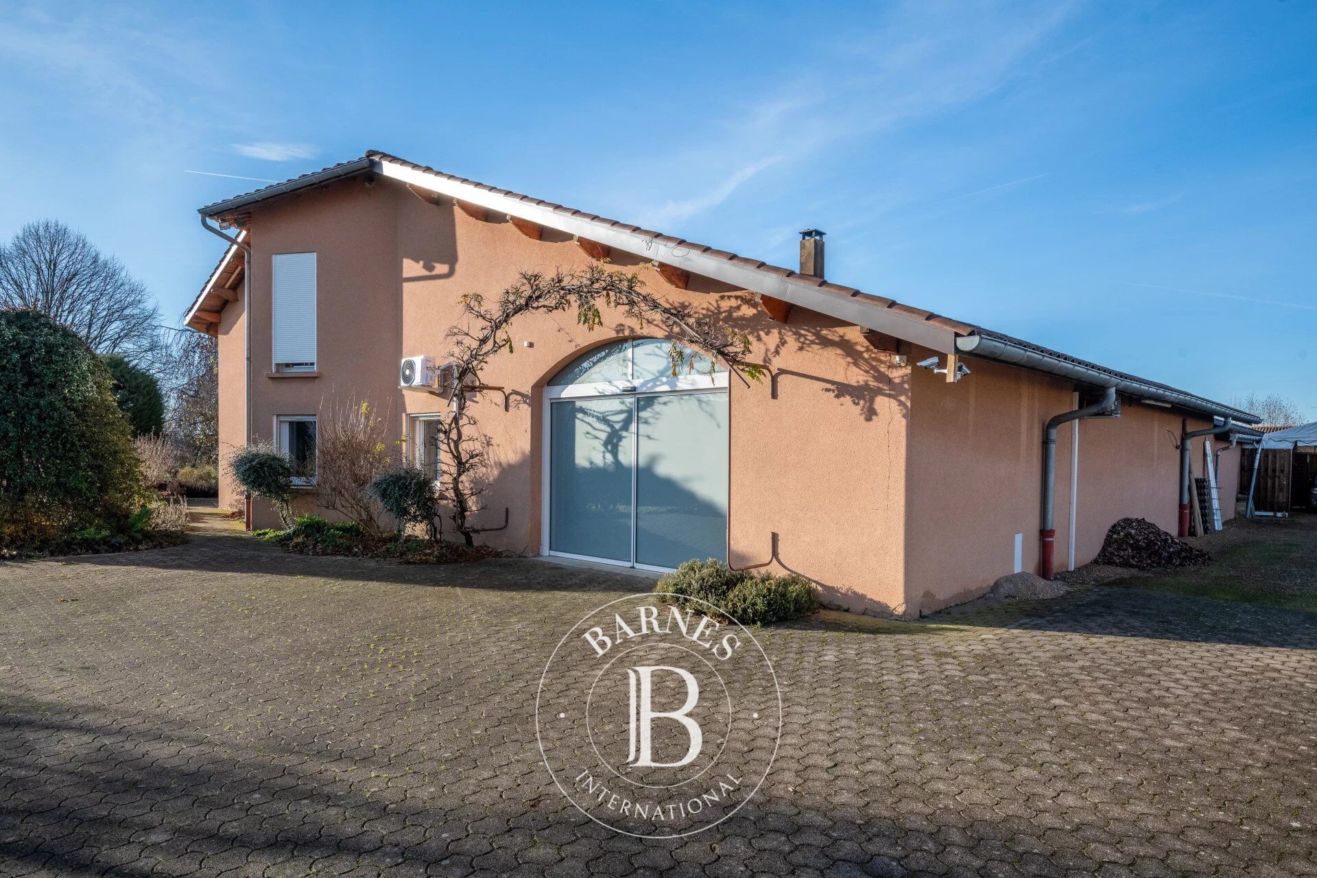 Chaleins - Maison de 317m² environ - 6 chambres - Parc arboré de 1ha avec piscine - picture 1