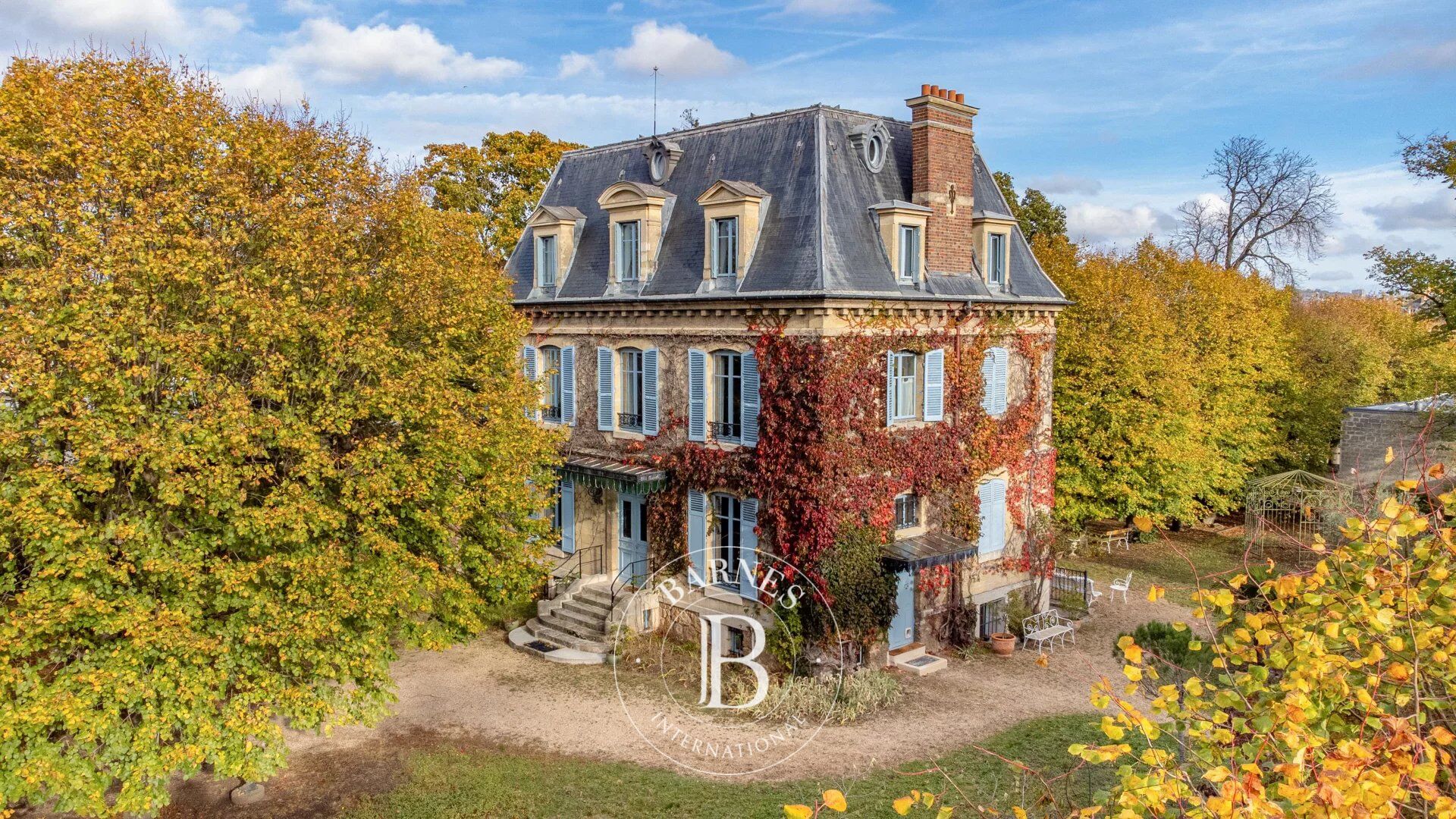 EXCEPTIONAL LOCATION FOR THIS ELEGANT LATE 19TH CENTURY RESIDENCE - picture 2