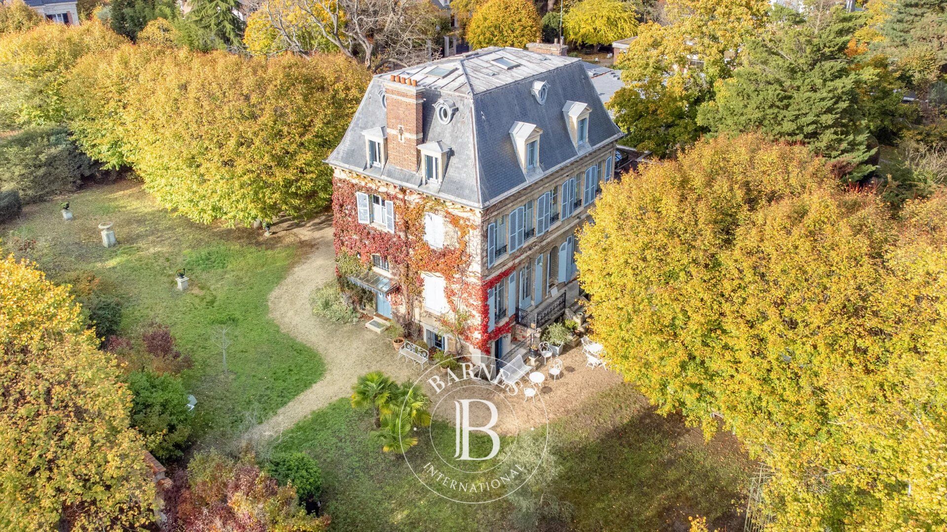 EXCEPTIONAL LOCATION FOR THIS ELEGANT LATE 19TH CENTURY RESIDENCE - picture 1