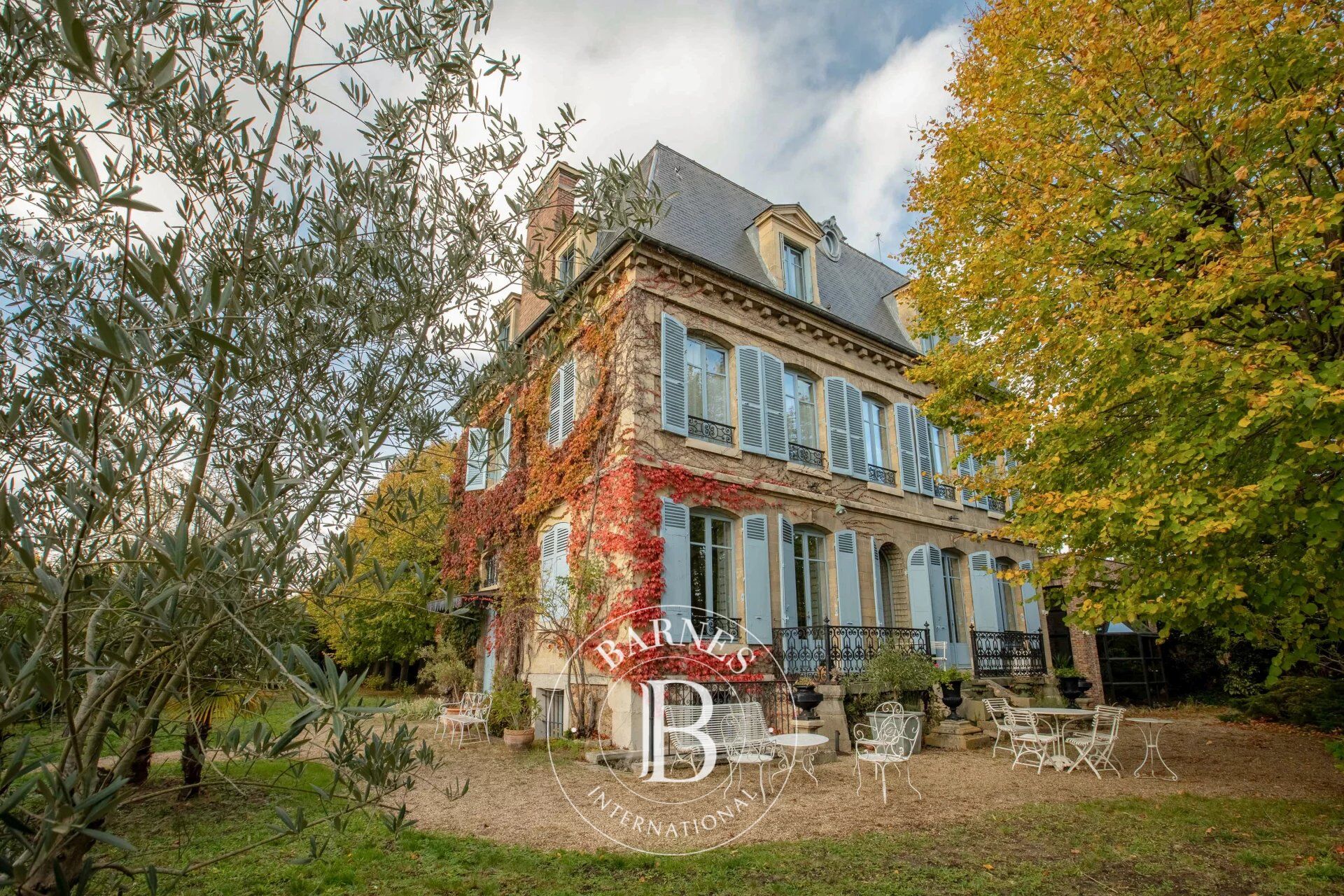 EXCEPTIONAL LOCATION FOR THIS ELEGANT LATE 19TH CENTURY RESIDENCE - picture 3